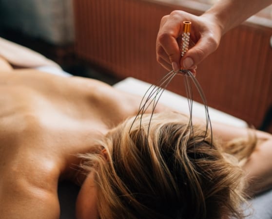 Kopfmassage in ruhiger Behandlungsatmosphäre