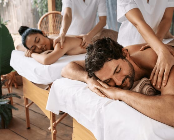 Paar erhält gemeinsam eine Massage in entspannter Atmosphäre