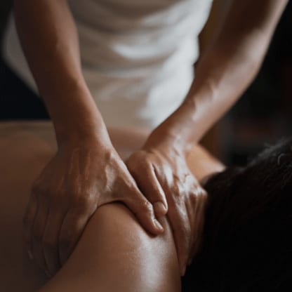Sanfte Massage von Nacken- und Schulterbereich in ruhiger Atmosphäre